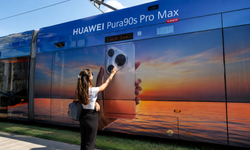 Huawei’nin yeni amiral gemisi İzmir tramvaylarında görücüye çıktı!