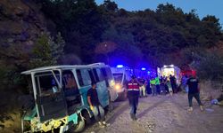 İzmir'de tarım işçilerini taşıyan minibüs kayalıklara çarptı! 1 ölü, 8 yaralı
