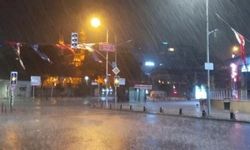 Gece 04.30’da başladı! İstanbul’da aniden bastırdı: Sahil şeridi su birikintileriyle doldu