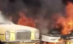 İzmir’de araçlar alevlere teslim oldu! 4 otomobil kullanılamaz hale geldi