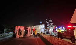 İzmir’de gece saatlerinde korkutan kaza! Damperi açık kalan TIR devrildi
