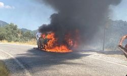 İzmir’de seyir halindeki otomobil alevlere teslim oldu