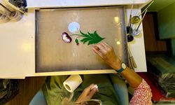 İzmir'de suyun üzerinde sanat! Yaş sınırı yok: 7'den 70'e herkese ebru öğretiyor