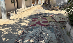 İzmir’de toz ve çukur isyanı! Mahalleli çözümü yollara halı sermekte buldu