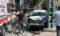 Otomobil ile kamyonet çarpıştı! Çok sayıda yaralı var
