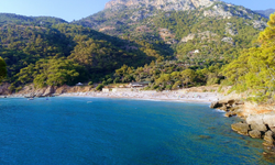 Dağların arasına gizlenmiş bir cennet! Fethiye’deki bu koy tropik tatilin adresi