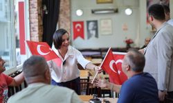 Karabağlar’da mahalle ve caddeler kırmızı beyaza büründü