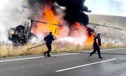 Kargo bekleyenler dikkat! Seyir halindeki kargo kamyonu kül oldu