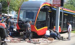 Karşıya geçmeye çalışırken tramvay çarptı! 24 yaşındaki genç hastaneye kaldırıldı