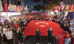 Karşıyaka Çarşısı kırmızı beyaza büründü: Binlerce kişi sokağa çıktı