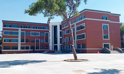 Karşıyaka Lisesi nerede, nasıl gidilir? İZBAN ile gidilir mi? Yurdu var mı? Hangi dillerde eğitim veriyor? 2026