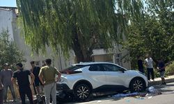 Motosiklet park halindeki araca çarptı! 2 kişi yaşamını yitirdi