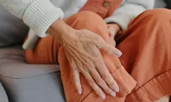 Kemik erimesi yıllarca sessiz ilerleyebiliyor: İlk belirti bazen kırık oluyor