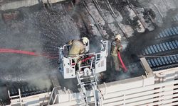 İzmir'de banka binasında yangın paniği! Çatı alevlere teslim oldu