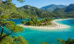 Aynı anda iki farklı deniz!'Ölüdeniz’de böyle bir yer mi varmış' dedirten turkuaz berrak deniz, ipek gibi kumsallı masal