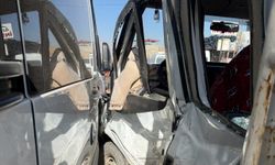 Minibüs ile kamyonet çarpıştı: Çok sayıda yaralı var