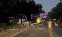 Minibüs ve kamyon kafa kafaya çarpıştı! 23 kişi hayatını kaybetti, yaralılar var
