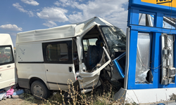 Minibüs ile hafif ticari araç çarpıştı! Çok sayıda yaralı var
