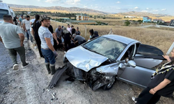 Otomobiller kafa kafaya çarpıştı! Çok sayıda yaralı var