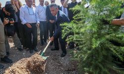 YENİ Parti Genel Başkanı Özgür Özel, Genel Merkez Bahçesinde fidan dikti!