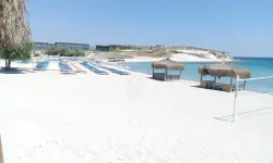 Denizden çıkan eve dönmüyor! Sabah deniz, öğleden sonra eğlence: İzmir’in incecik kumlu, turkuaz denizi