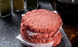 Sadece birkaç malzeme yeterli! Bu şekilde yoğurun dağılmasın, içi yumuşacık olsun:Tam kıvamında hamburger köftesi tarifi