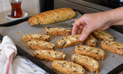 Zeytin, peynir ve soğanın buluştuğu tarif! Kıtır kıtır soğanlı biscotti