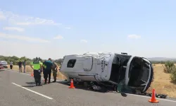 Son dakika! Minibüs devrildi: Bölgeye çok sayıda ambulans sevk edildi