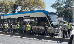 Tramvay raydan çıktı: Yolcular hızla tahliye edildi