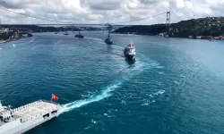 Türk donanması İstanbul Boğazı'nda: 15 geminin geçişi havadan görüntülendi