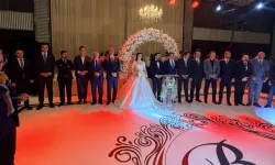 Ünlü iş insanının oğlunun düğününde dikkat çeken isimler aynı masada buluştu