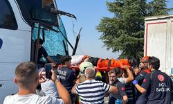 Uşak-İzmir yolunda feci kaza: Yolcu otobüsü kamyona çarptı