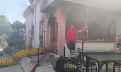 Yangına müdahale sırasında dikkat çeken an! İtfaiyeci Türk Bayrağı için harekete geçti, o anlar kamerada