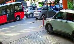 Yayaya yol vermek için duran otomobile minibüs çarptı: O anlar kamerada