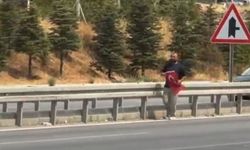 Yerde Türk bayrağını gördü, aracından inip aldı! O anlar kameralara yansıdı