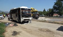 Yolcu indiren midibüse tır çarptı: Çok sayıda kişi yaralandı
