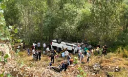 Yolcu minibüsü uçuruma yuvarlandı: 4 kişi hayatını kaybetti, 4 yaralının durumu ağır