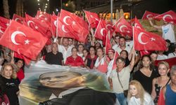 Yüzlerce Güzelbahçeli Zafer Korteji’nde bir araya geldi
