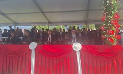 İzmir’de bayraklar 104 yıllık zafer için dalgalandı! Cumhuriyet meydanı kırmızı beyaza büründü