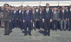 İzmir'in kurtuluşunda 104.yıl coşkusu! Atatürk Anıtı'na çelenk sunuldu
