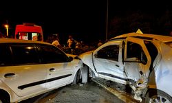 İki otomobil kontrolsüz kavşakta çarpıştı! 4 yaralı