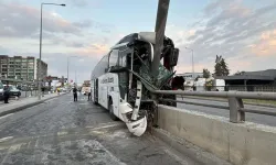 Alt geçitte can pazarı! Yolcu otobüsü kaza yaptı ön kısmı demir yığınına döndü: 11 yaralı