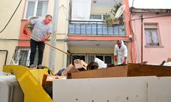 Apartman sakinleri dayanamadı, belediye harekete geçti: 10 yıllık birikim temizlendi