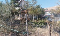 Bahçesindeki kuru otları yakmak isterken alevlerin arasında kaldı