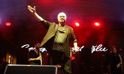 Cengiz Kurtoğlu konserine tarihi kalabalık! Meydan saatler öncesinden doldu