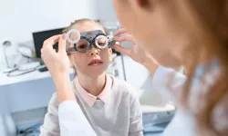 Çocuklarda göz sağlığı alarmı: Tahtaya yaklaşmak hangi sorunun işareti olabilir?