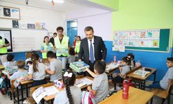 Dikili’de birinci sınıfa başlayan her öğrenciye eğitim seti hediye edildi