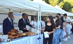 Ege Üniversitesi'nde ilk gün sürprizi: Öğrencilere boyoz, simit ve çay ikram edildi