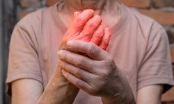 Eklemlerde şişlik ve kızarıklık varsa dikkat! Uzmanı uyardı: Hastalık riskini etkileyebiliyor