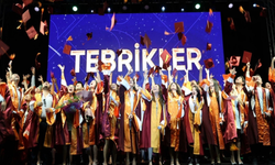 İzmir Ekonomi Üniversitesi'nde mezuniyet coşkusu! 144 öğrenci diplomalarını aldı